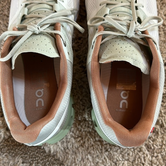 On Cloudflow Women’s Running Shoe In Aloe/White size 10.5 worn inside once - Picture 7 of 16